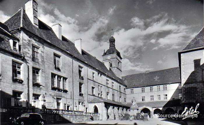 70 Luxeuil Les Bains Place de l Abbaye.jpg